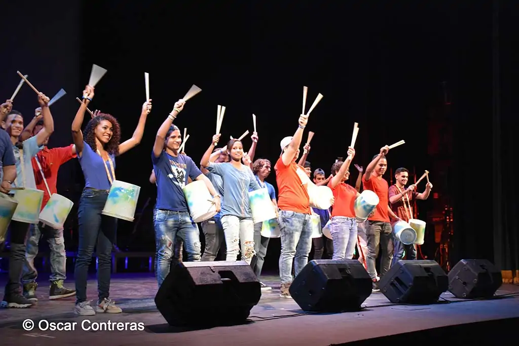 Saluto dei giovani con i secchi su palco durante il concerto - workshop di percussione con il Gen Verde