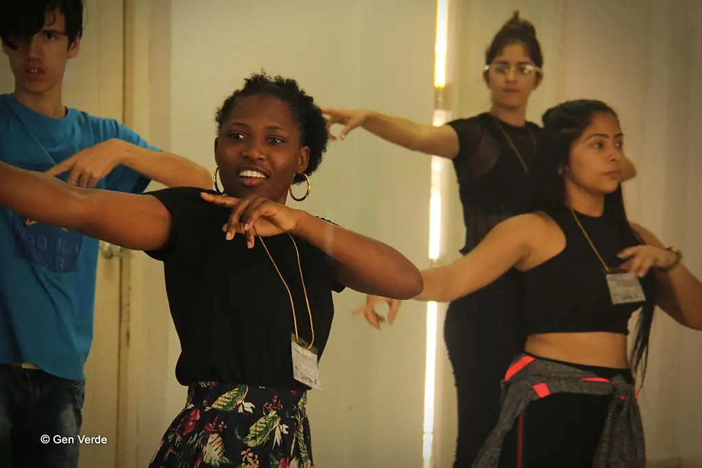 Giovani che ballano durante le prove di danza - Progetto Start Now con il Gen Verde a Cuba