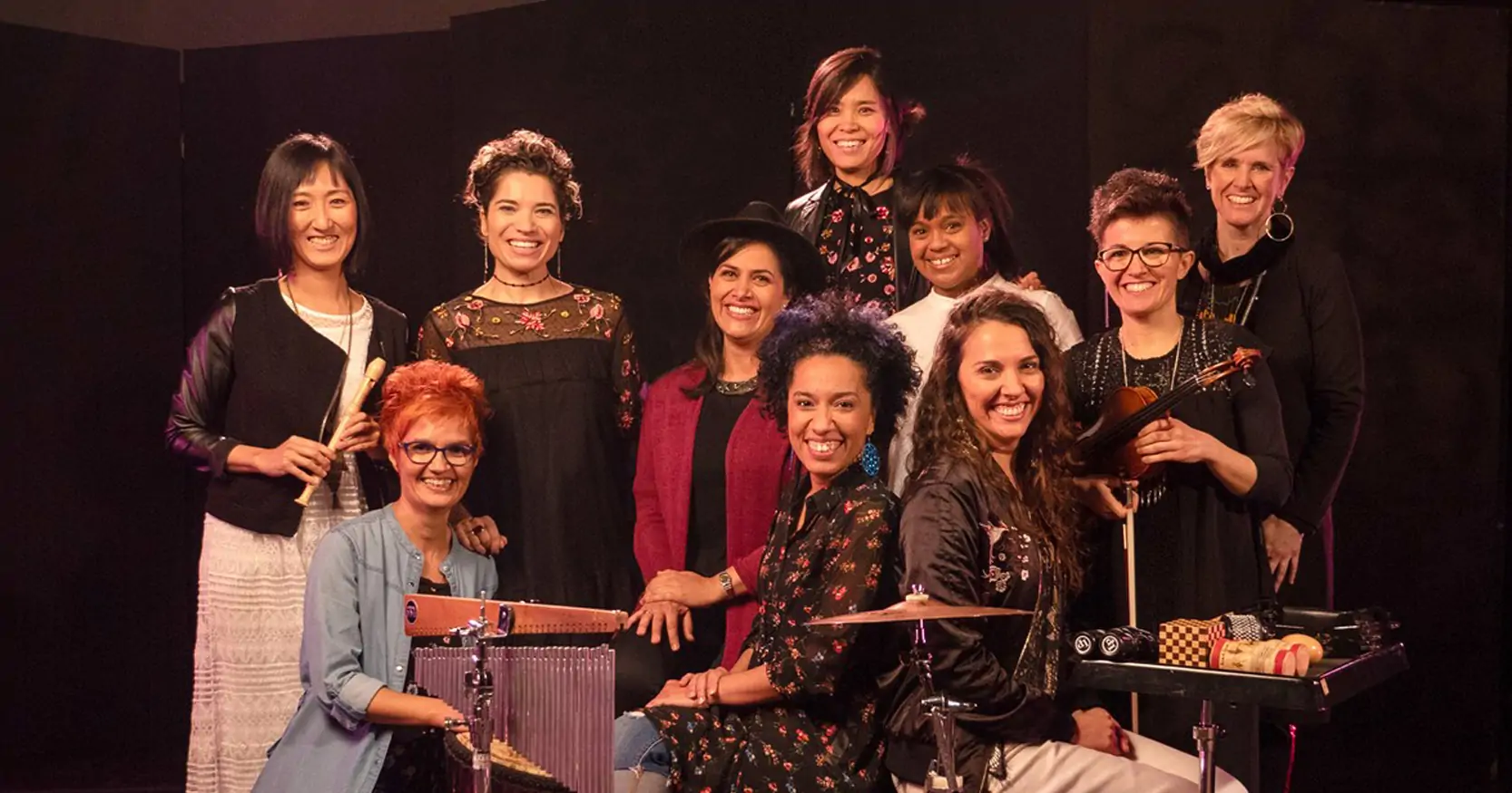 Foto di gruppo Gen Verde con alcuni strumenti